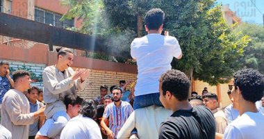 فوتوسيشن وغناء وزغاريد.. أبرز مشاهد وداع طلاب الثانوية العامة للامتحانات