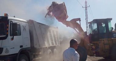 رفع 40 طن قمامة فى حملة مكبرة بقرية أبومناع بقنا