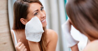 وصفات طبيعية لتنظيف الوجه من المكياج.. عشان تحافظى على بشرتك