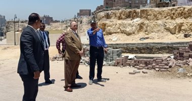 محافظ القاهرة يتفقد إزالة العقارات المقامة على حافة الجبل بالجبخانة.. صور