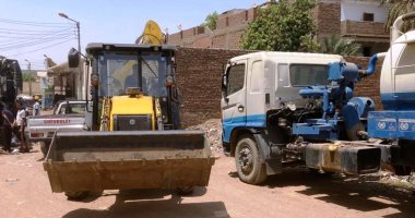 محافظ أسوان يكلف مسئولى الوحدة المحلية بحل مشكلة أهالى منطقة العراجين.. صور