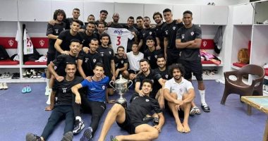 طارق حامد يودع لاعبى الزمالك ويحتفل بكأس مصر داخل غرفة الملابس