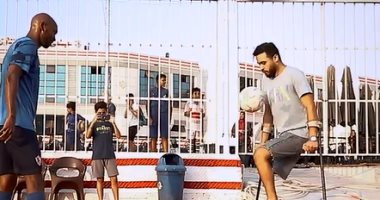 مشجع من ذوى الهمم يستعرض مهاراته مع شيكابالا فى تدريب الزمالك.. فيديو