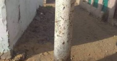 قارئ يناشد المسؤلين بالمنيا بنقل عمود إنارة فى المقابر.. والوحدة المحلية ترد