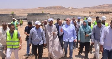 محافظ الأقصر يقود جولة لمتابعة العمل فى مشروعات حياة كريمة بإسنا.. صور