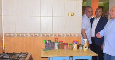 صورة اليوم.. محافظ الأقصر يطلق أول شعلة غاز طبيعى تصل لقرى حياة كريمة بإسنا