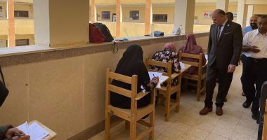 رئيس جامعة الأقصر يتابع سير امتحانات الدبلومة التربوية بكلية الحاسبات والمعلومات