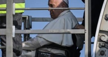 بابا الفاتيكان يبدأ "رحلة التوبة" إلى كندا ويصعد للطائرة بكرسى متحرك.. صور