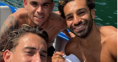 محمد صلاح يستمتع برحلة بحرية مع نجمى ليفربول دياز وتسيميكاس