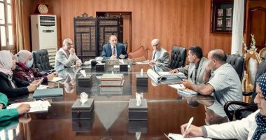 رئيس جامعة بنى سويف يناقش آليات ومعايير نقل وندب أعضاء هيئة التدريس