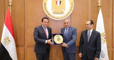 المجلس الأعلى للجامعات المصرية يكرم رئيس جامعة الأزهر خلال اجتماعه الشهرى