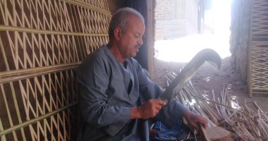  أباجورة وستائر من "الجريد".. عم أحمد القناوى يزين الكافيهات والأماكن السياحية في قنا.. يؤكد: 40 عاما فى المهنة وكل صانع له "ذوق" يتميز به فى إنتاجه.. ويكشف: الأسعار تختلف حسب القطعة والحجم.. صور