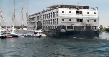 جنوح مركب سياحى بالأقصر بسبب تعطل أجهزة التحكم دون خسائر بشرية.. صور 