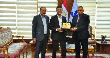 رئيس جامعة كفر الشيخ يكرم صاحب الرقم القياسى فى تلاوة القرآن الكريم كاملا دون خطأ