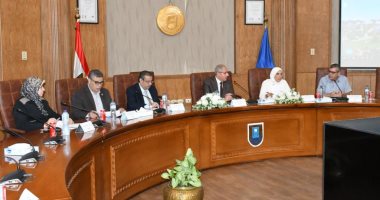 رئيس جامعة قناة السويس يرأس اجتماع مجلس إدارة مركز تنمية الموارد البشرية