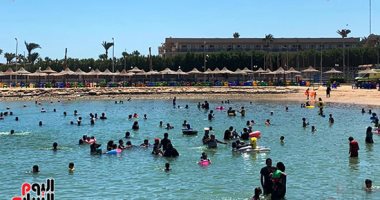 شواطئ الغردقة فسحة ونزهة وهروب من أشعة الشمس وارتفاع درجة الحرارة.. العائلات تصل البلاجات منذ الصباح والمغادرة مع آخر ضوء.. إدارات الشواطئ ترفع معدلات الأمان حفاظا على أرواح المواطنين. صور