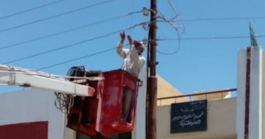 مركز ومدينة الإسماعيلية يواصل أعمال النظافة والصيانة الدورية لأعمدة الإنارة.. صور
