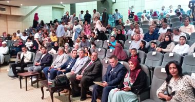 نائب رئيس جامعة الأقصر يشهد حفل تخرج طلاب مدرسة المتفوقين الثانوية.. صور