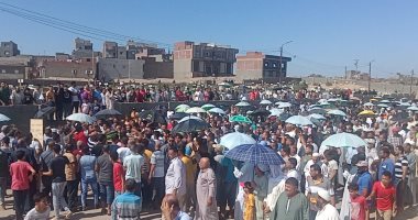 الآلاف من أهالى البرلس يشيعون جثمان صياد غرق فى مياه البحر المتوسط 