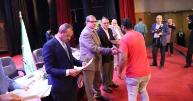 وزير القوى العاملة ومحافظ الشرقية يسلمان 4654 وثيقة تأمين ضد الحوادث 
