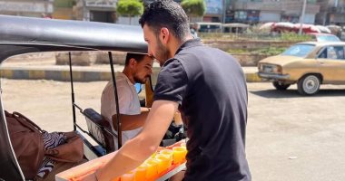 مبادرة لتوزيع المشروبات الباردة على المارة بالشوارع لارتفاع الحرارة فى الدقهلية