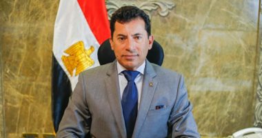 وزير الشباب والرياضة يتفقد جناح الوزارة عقب افتتاح الدورة الـ54 لمعرض الكتاب