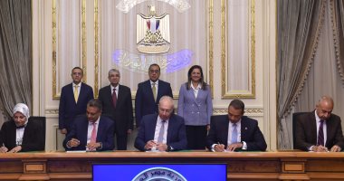 رئيس الوزراء يشهد التوقيع على مذكرة تفاهم لإنشاء مصنع لإنتاج الهيدروجين الأخضر بـ"اقتصادية قناة السويس".. طاقته تصل إلى 220 ألف طن سنويا وباستثمارات 8 مليارات دولار.. ووزير الكهرباء: مصر سوق واعد للطاقة الخضراء