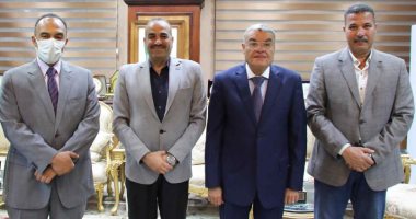 محافظ المنيا يكرم السكرتير العام لانتهاء فترة عمله ونقله لمحافظة كفر الشيخ