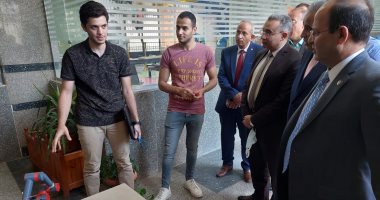 روبوت بذراع آلية بتمويل من أكاديمية البحث العلمى مشروع تخرج طلاب بهندسة طنطا.. منفذو المشروع: يقدم المساعدات ويقلل التعامل بين الأشخاص.. ويؤكدون: نفذناه فى 3 شهور ونسعى لتطويره وتوسيع اختصاصاته.. صور