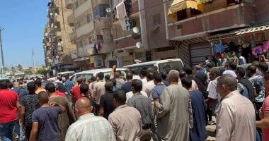 مئات الأهالى يشيعون جثمان يوسف بائع الفريسكا بالإسكندرية.. صور