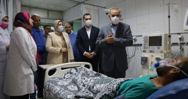 محافظ كفر الشيخ يطمئن على عامل أصيب أثناء عمله ويقرر صرف إعانة عاجلة