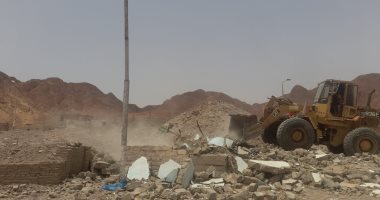إزالة 130 منزل بمنطقة زرزارة العشوائية بسفاجا وتسكين الأهالى بحى الروضة 