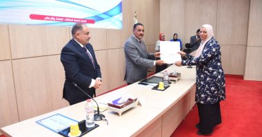 محافظ مطروح يُكرم المتميزين من الجهاز التنفيذي للمحافظة.. صور