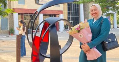 الفنانة أمينة الصيرفى تسر الناظرين بمشروع تخرجها بمنحوتة فنية تجريدية.. صور