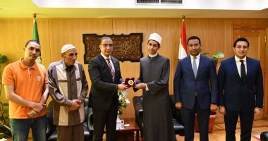محافظ الفيوم يكرم الحسن فتحى الأول على الجمهورية بالثانوية الأزهرية ..صور
