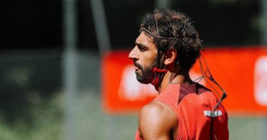 محمد صلاح يرتدى جهاز الكرات الثابتة وضربات الجزاء بمران ليفربول