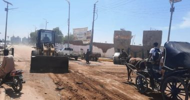 الوحدات المحلية بأسوان تواصل جهود إزالة التعديات والإشغالات ورفع القمامة.. صور
