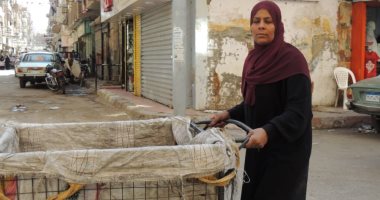 إكرام سيدة قناوية تحدت نظرة المجتمع الصعيدى وحولت الصعب ممكنا.. انفصلت عن زوجها واتجهت للعمل فى جمع القمامة والخردة لتربية أبنائها.. سكنها "أوضة" وراضية بالعيشة.. وتؤكد: رضا ربنا نعمة ونفسى فى مشروع أكل منه عيش
