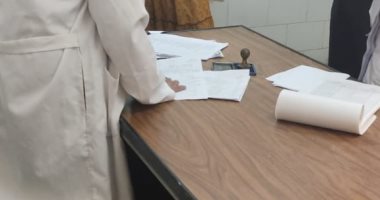  وكيل صحة الأقصر يتابع عمل القوافل الطبية فى حاجر العديسات قبلى.. صور