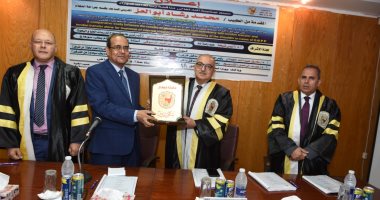 رئيسا جامعتي سوهاج وأسيوط يشهدان مناقشة رسالة دكتوراه بجراحة العظام بطب سوهاج