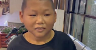 شكله 12 سنة وهو 27.. صينى يعانى من صغر مظهره ويفشل فى الحصول على عمل
