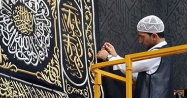حرير مطرز بالذهب والفضة.. تفاصيل تغيير ثوب الكعبة مع بداية العام الهجرى الجديد