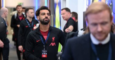 ليفربول ضد مانشستر سيتي.. وصول محمد صلاح ورفاقه لملعب الدرع الخيرية.. صور