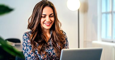 8 إكسسوارات مش مكانها الشغل.. أبرزها المجوهرات اللامعة والشراب الدانتيل