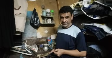 أقدم مكوجي رِجل.. ورث المهنة عن والده ويحتفظ بعراقتها منذ 55 عاما