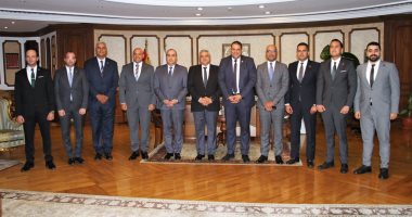 وزير الطيران المدنى يلتقى وفدا من تنسيقية شباب الأحزاب والسياسيين.. صور