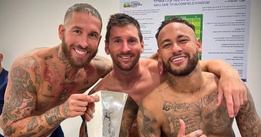 راموس يحتفل مع ميسي ونيمار بالتتويج بكأس السوبر الفرنسى