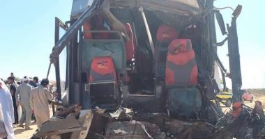 مصرع شخص وإصابة 43 آخرين فى حادث تصادم أتوبيس وسيارة نقل بطريق مطروح.. صور