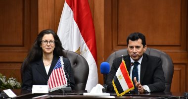 وزير الرياضة والقائم بأعمال السفارة الأمريكية يلتقون عدداً من المشاركين فى البرنامج التدريبي "Nation Builders"