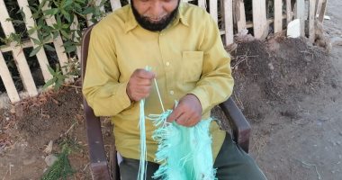 "صلاح" صانع "المنشات" حول دراجته لمشروع متنقل يساعده فى تسويق منتجه.. صور